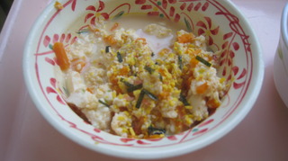 24日朝食炒り卵にふりかけ.JPG