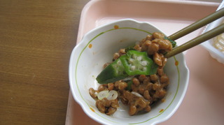25日朝食オクラ和え物と納豆を混ぜてつまむ.JPG