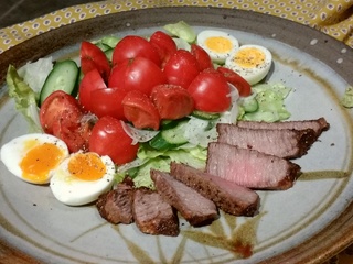トマトサラダのステーキ添え.jpg