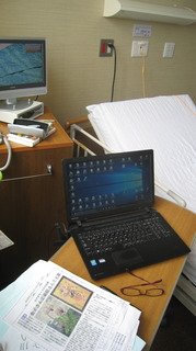 病室内のベッド脇にはテレビ、パソコン、資料.JPG
